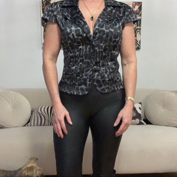 Leopard print cap sleeve blazer style top - Picture 2 of 8